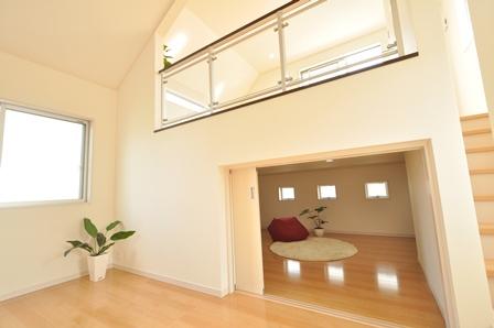 Same specifications photos (living). Sub living example of construction Large storage in sub-living bottom !! 1 roles but to clean your room!