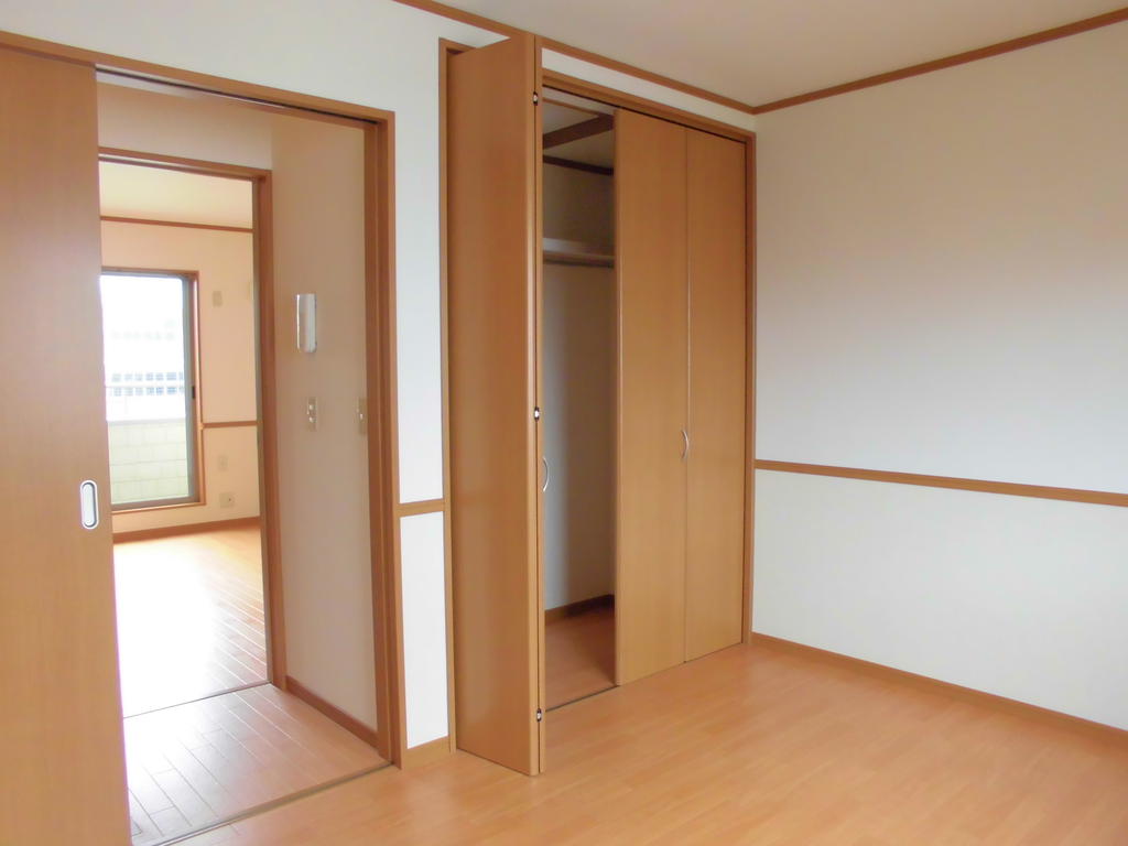 Other room space. Between bright Western-style 2