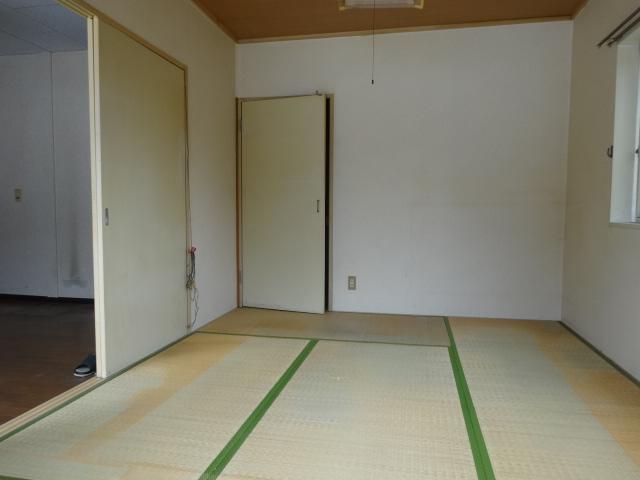 Other room space. It will calm the Japanese-style room also 1 room