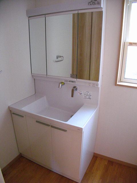 Wash basin, toilet. Vanity of three-sided mirror