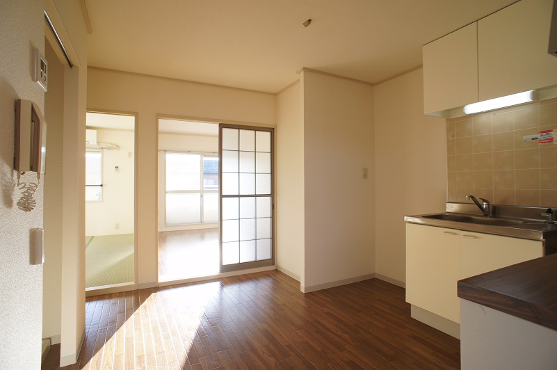 Other room space. Western-style dining kitchen ・ It has led to a Japanese-style room