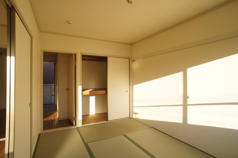 Living and room. Is a Japanese-style room of storage