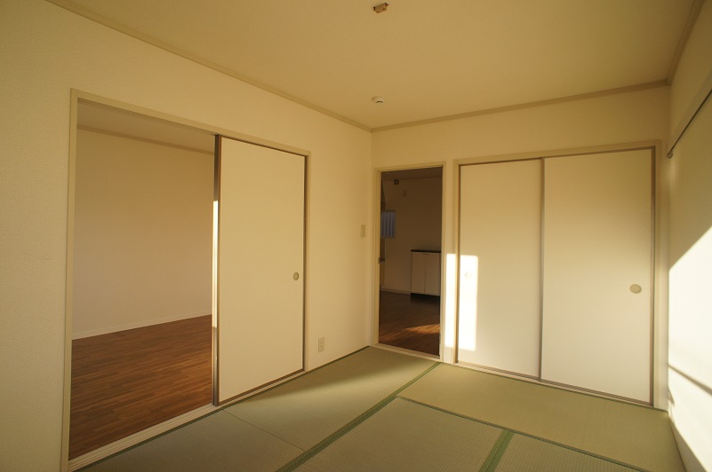 Living and room. It is also to use a Japanese-style room as living!