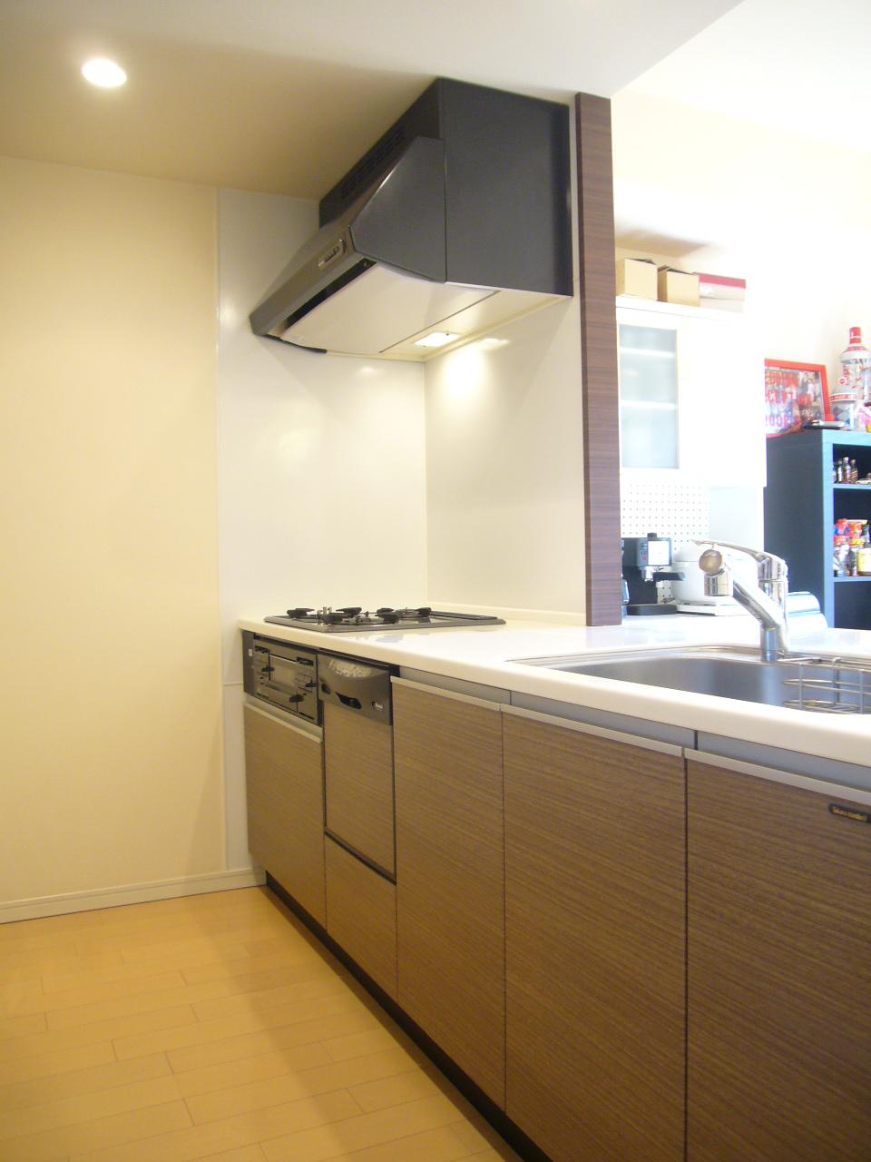 Kitchen.  ◆ Kitchen (January 2014) Shooting  ・ Low-noise wide-sink of a width of about 80cm!  ・ Dish washing and drying machine!  ・ Water purifier integrated mixing faucet!  ・ disposer!  ・ Of the heat-resistant enamel top 3-necked gas stove!  ・ Rectification Backed range hood!
