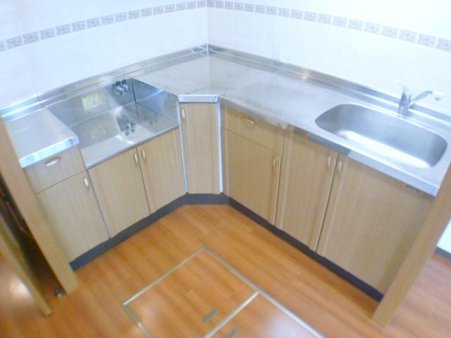 Kitchen. L is shaped kitchen