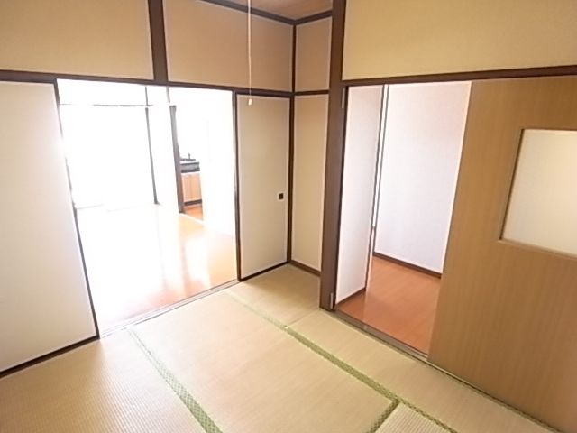 Other room space. Connection of the Japanese-style room is felt the Japanese.