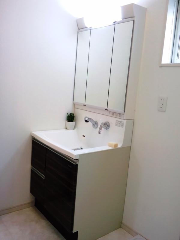 Wash basin, toilet. Umbrella series same specifications