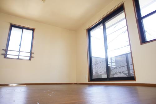 Living and room. Wide and bright rooms! The floor is vinyl flooring