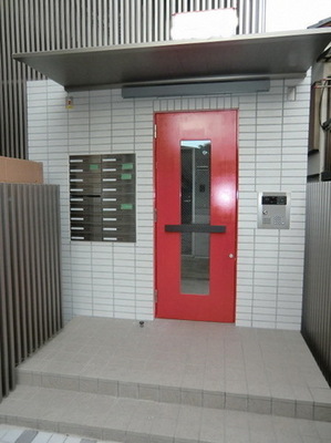 Entrance. TV Intercom is equipped