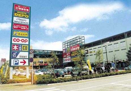 Shopping centre. Consumer electronics from 800m food Superglobal until SHOPS, furniture, Sporting goods, Commercial facilities are sorted in complex food and beverage outlets.