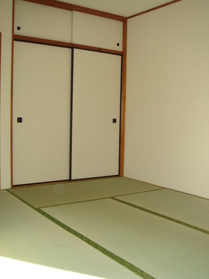 Living and room. 1 room want Japanese-style space!