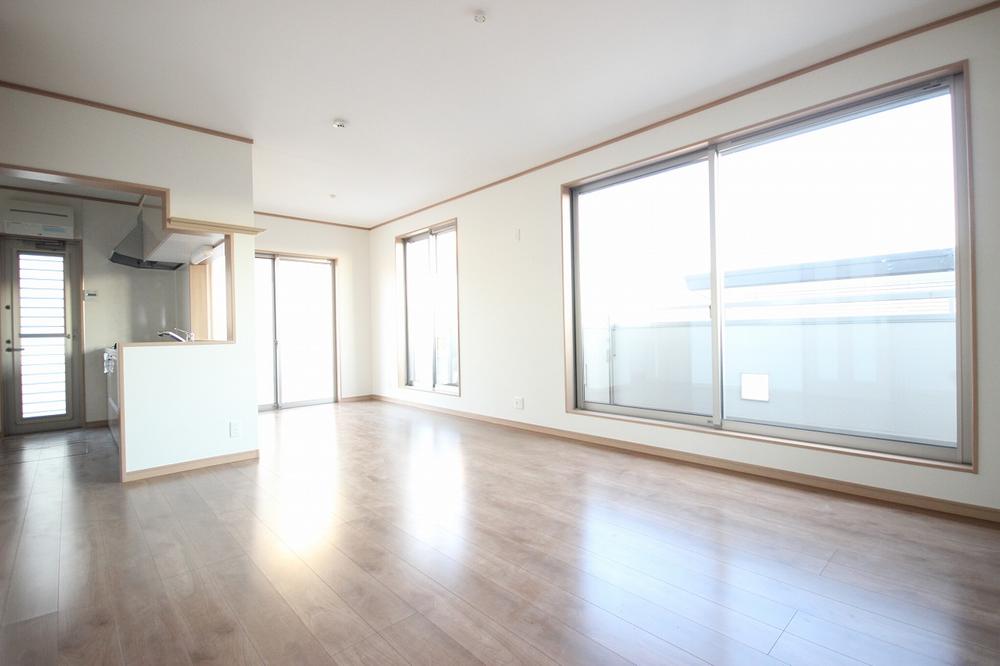 Living. Living light plug from the window of the three locations, It is very bright impression!