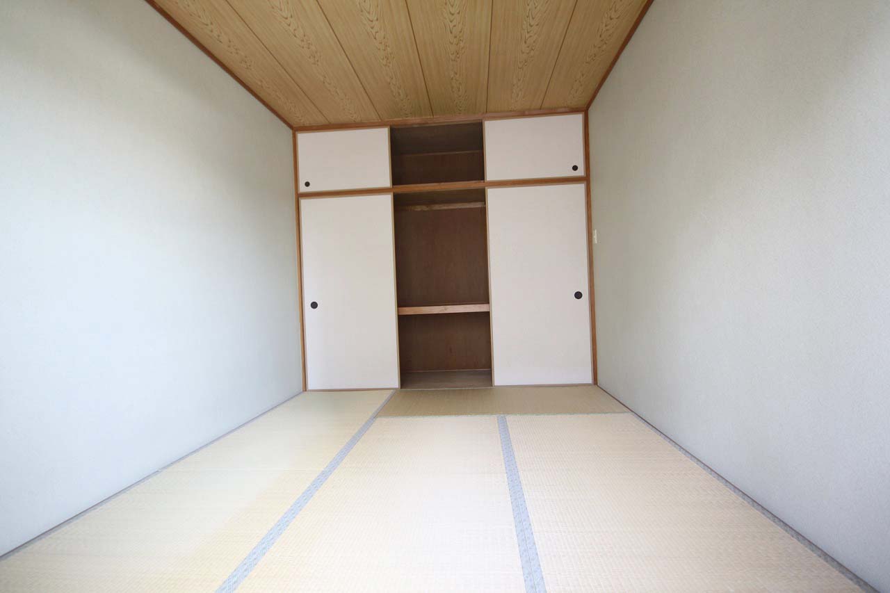 Living and room. Upper closet with a Japanese-style room each room storage is useful