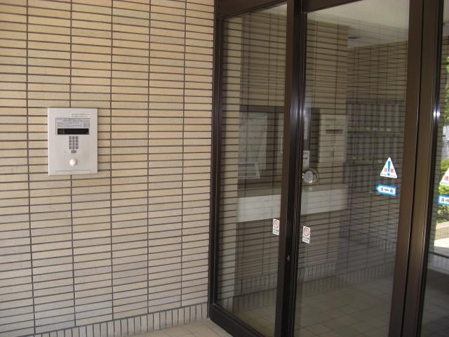 Entrance. Common areas Peace of mind in the auto-lock entrance ・ It is a safe apartment! !