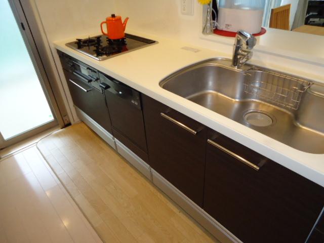 Kitchen. Room (August 2013) Shooting There is a back door leading to the balcony, It has become a convenient flow line to housework.