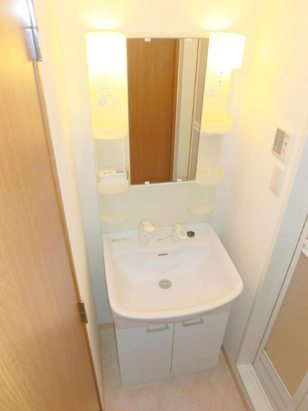 Washroom. Easy also ready in the morning with a shampoo dresser