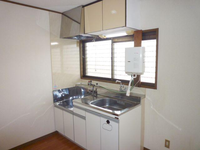 Kitchen. Spacious kitchen. You can use the gas stove.