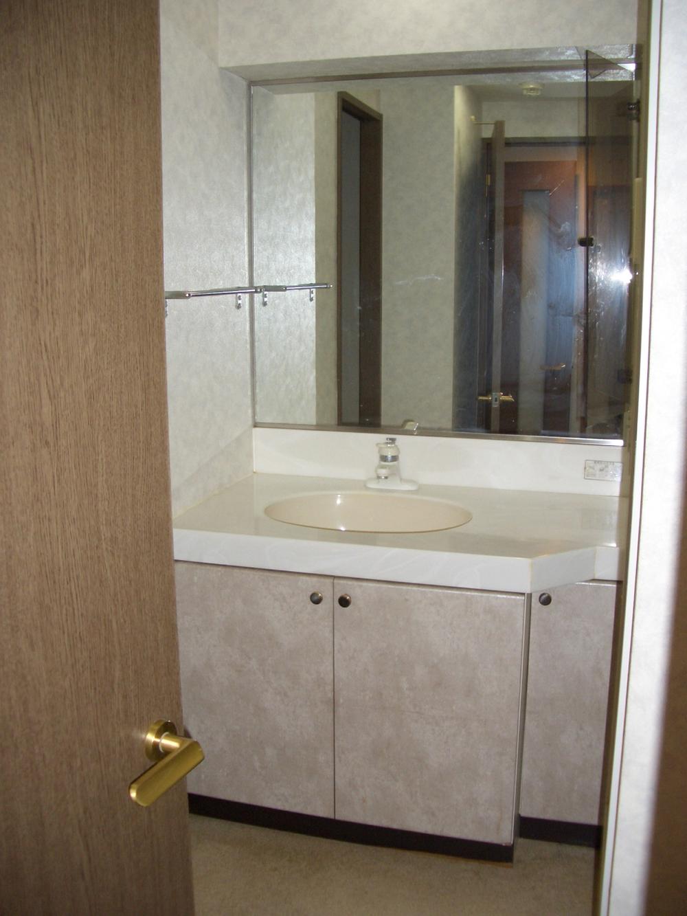 Wash basin, toilet. Indoor (10 May 2013) Shooting