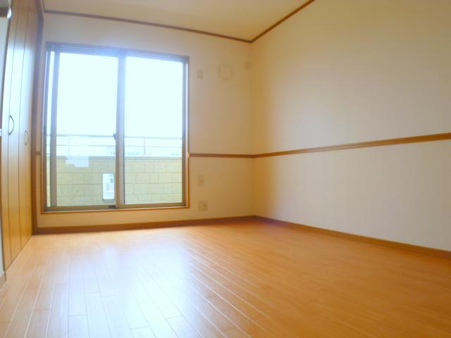 Other room space. Also it comes with storage, respectively on the second floor of the Western-style