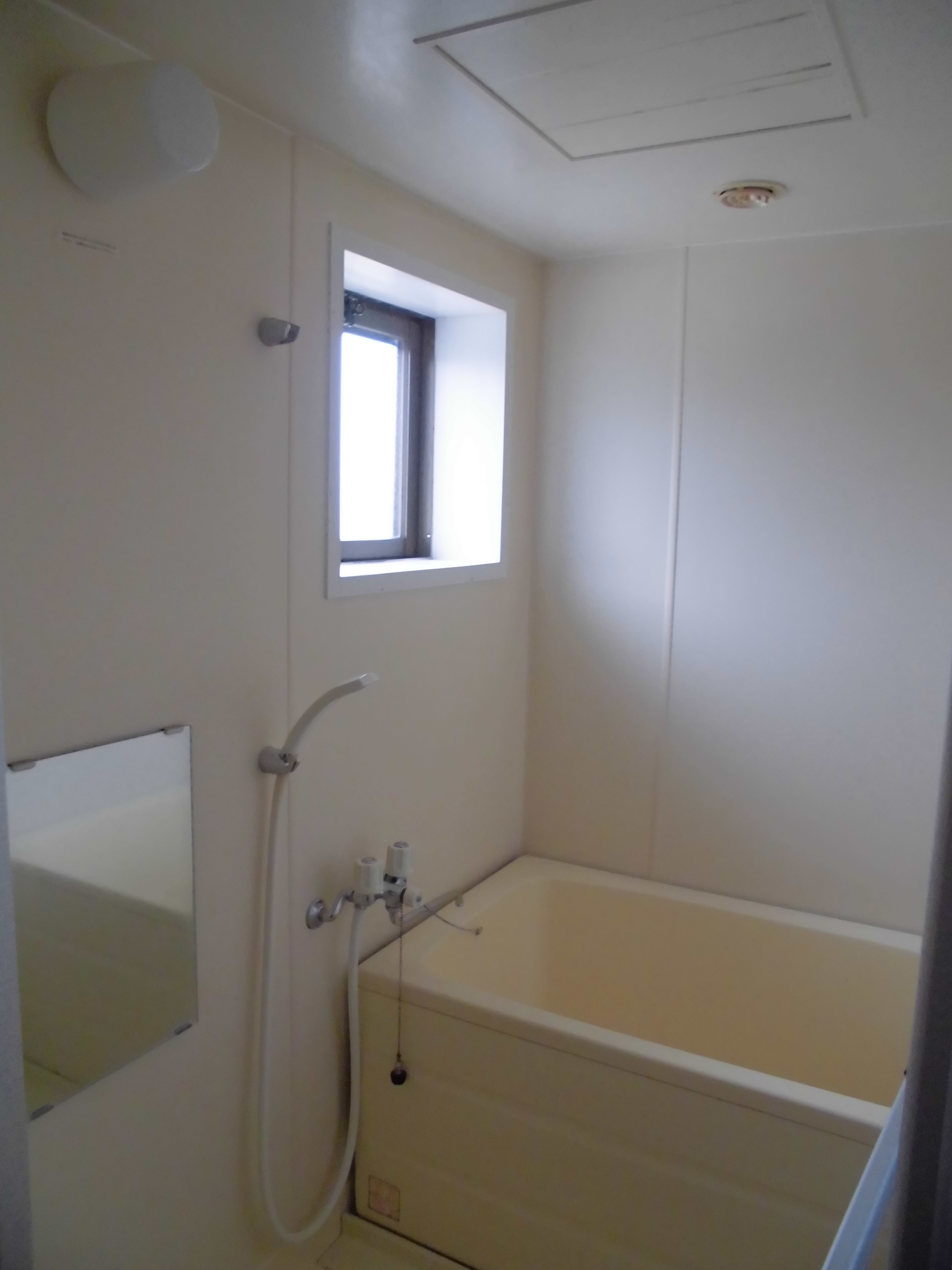 Bath. Small window & Reheating function with bathroom