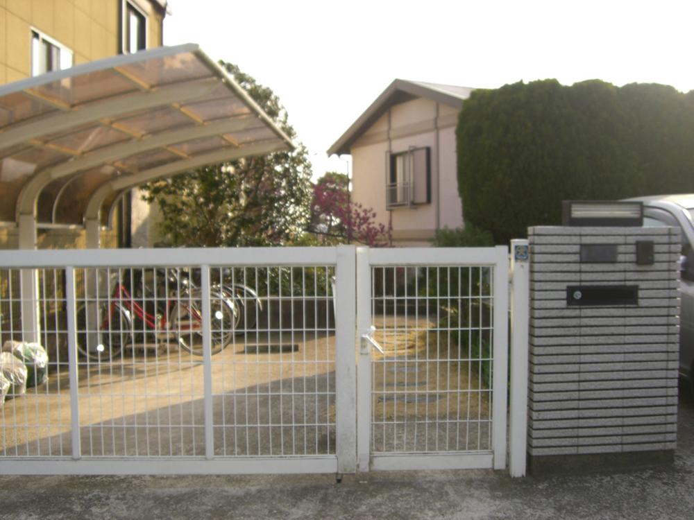 Local photos, including front road. gate ・ Parking Lot Peace of mind even on a rainy day because there is a carport!