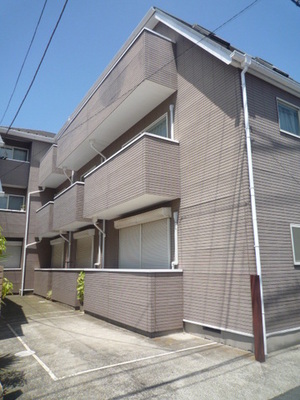 Building appearance. It is located in a quiet residential area. 