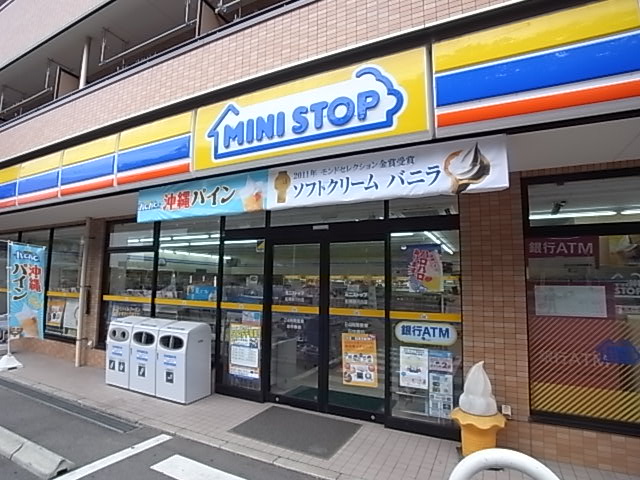 Convenience store. MINISTOP up (convenience store) 284m