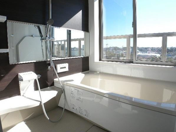 Bathroom. Since it located on a hill From the window of the bathroom, which was provided on the second floor Spread the views of the more heal at once the fatigue of the day.