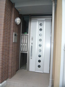 Entrance. It is with auto-lock