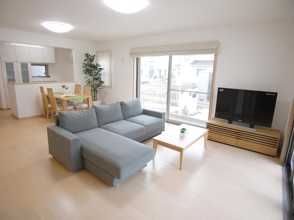 Same specifications photos (living). The provided was sufficient consideration to the ventilation and per yang big wide sash to the south and east.