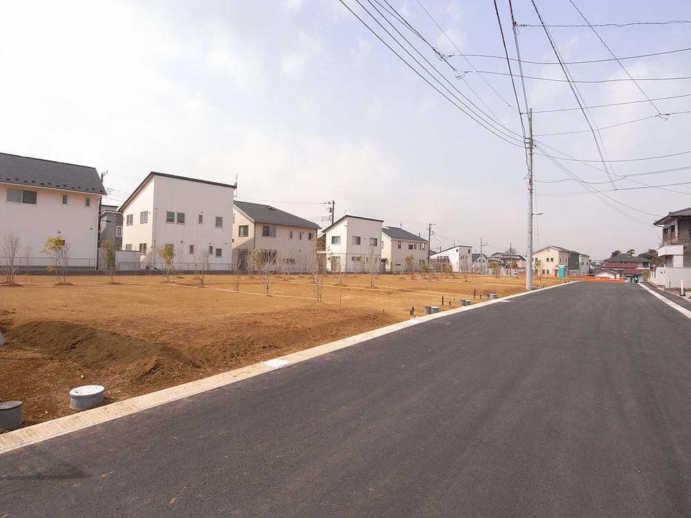 Local photos, including front road. Local (June 2013) is no fear of any shooting road is wide garage. Moreover, the car can also be living in peace for children because it is a way of only the person who lives.