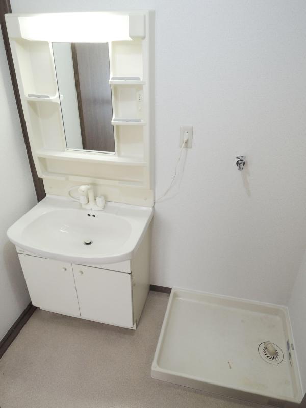 Washroom. Large type independent washbasin that can shampoo.