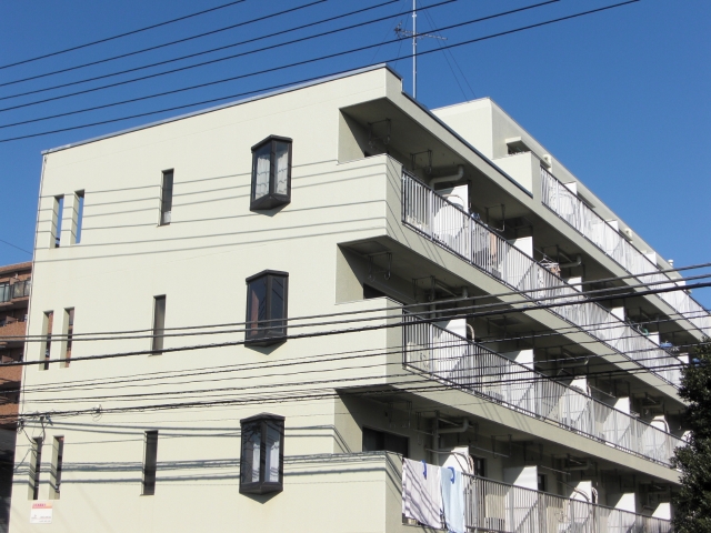 Building appearance. Popular tsudanuma station within walking distance