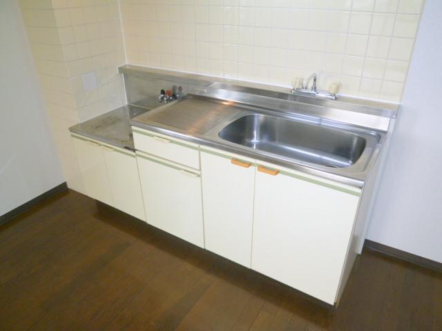 Kitchen. 2-neck is a gas stove can be installed