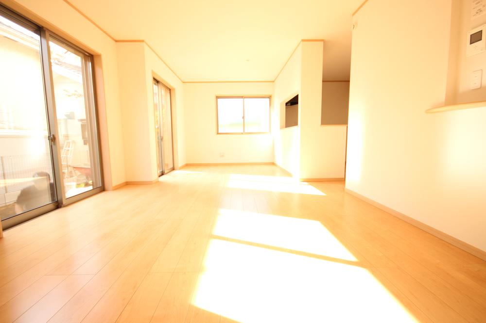 Living. Bright light is also on the first floor LDK Masu Plug in view of the south side of the building.