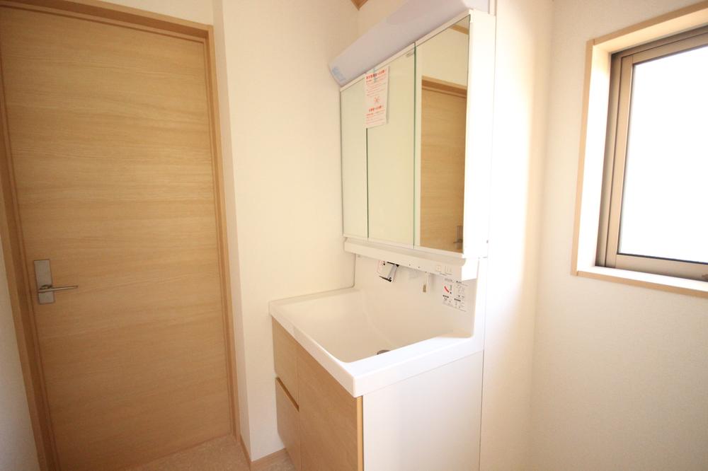 Wash basin, toilet. Indoor (12 May 2013) Shooting