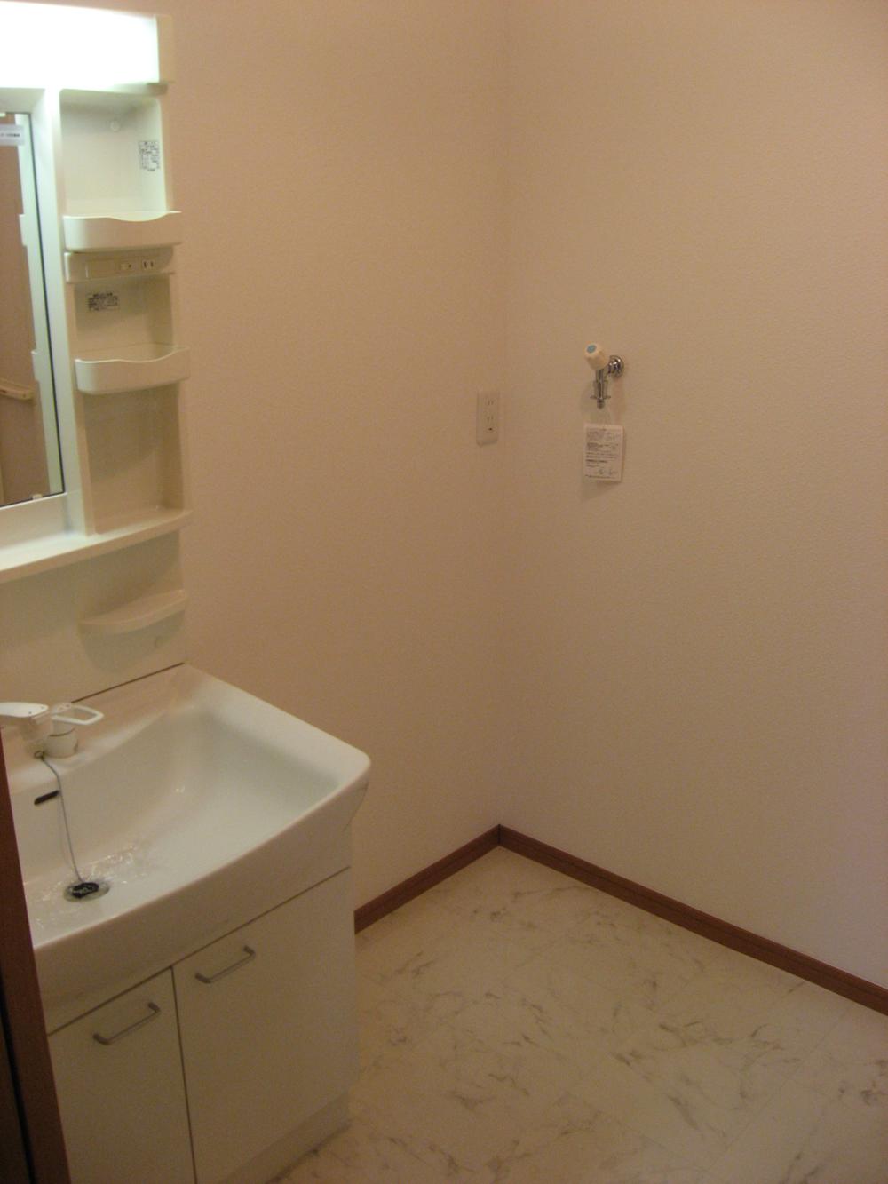Non-living room. Easy-to-use wash basin of the three-sided mirror. Easy also clean because the shower.