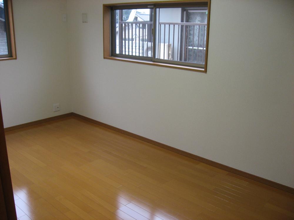 Local appearance photo. There are waist window in the dining space, Bright living room. Also spread conversation of family.