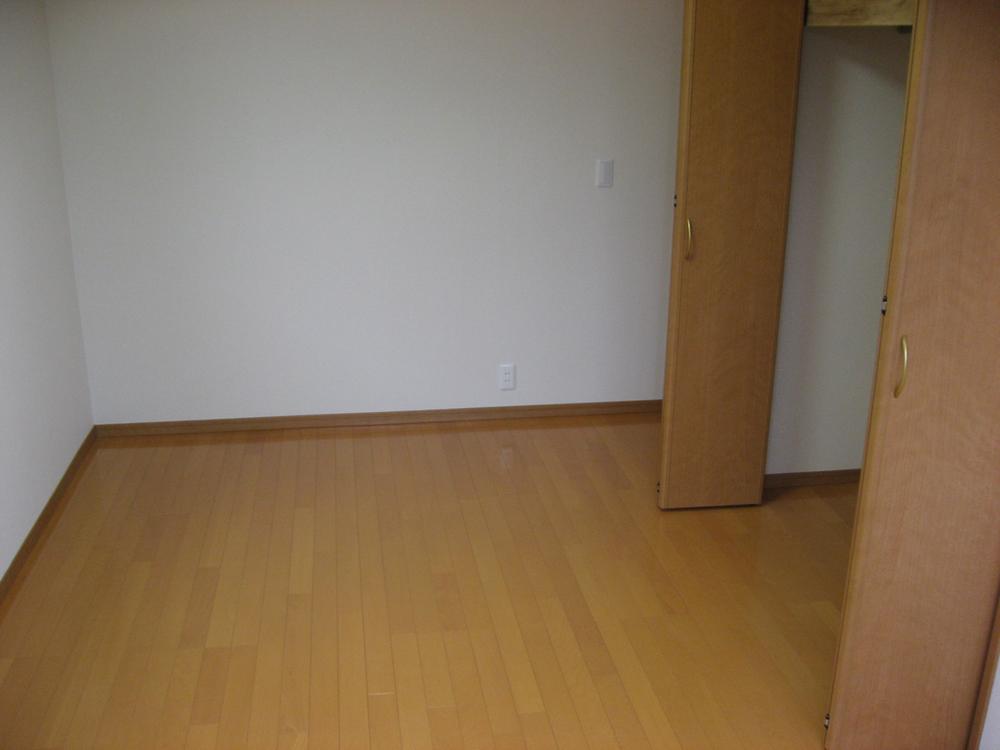 Non-living room. Housed plenty of sunny Western-style! Perfect for the room of children.