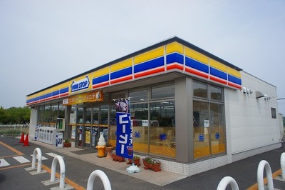 Convenience store. (Convenience store) to 879m