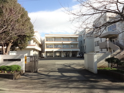 Primary school. Flanked to the south elementary school (elementary school) 382m