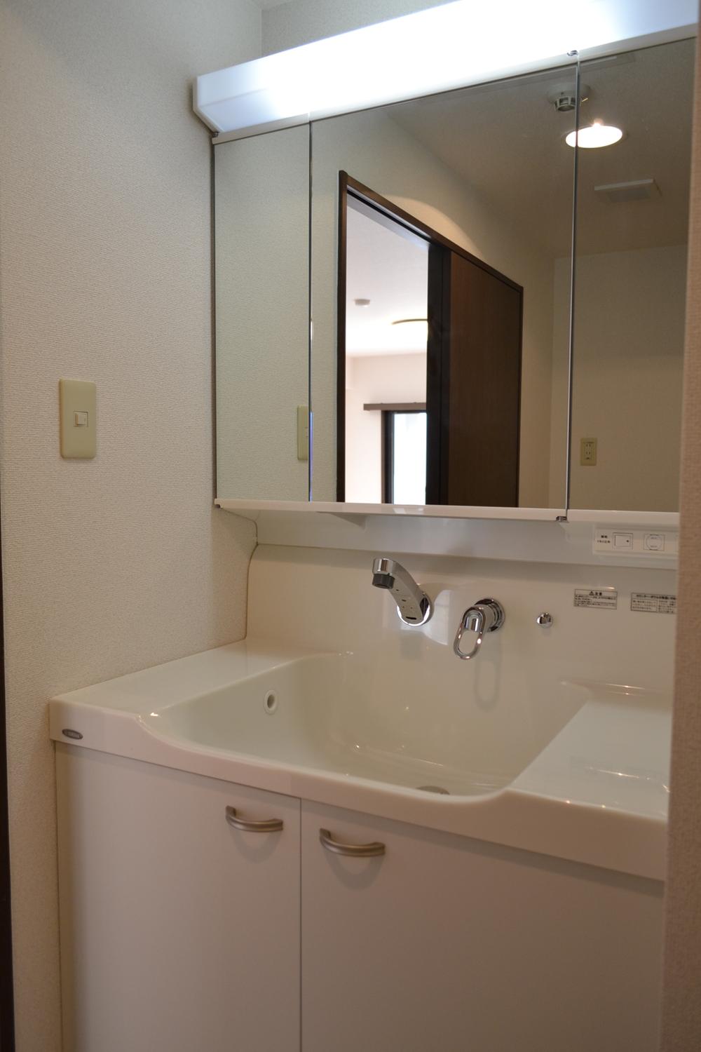 Wash basin, toilet. Indoor (11 May 2013) Shooting