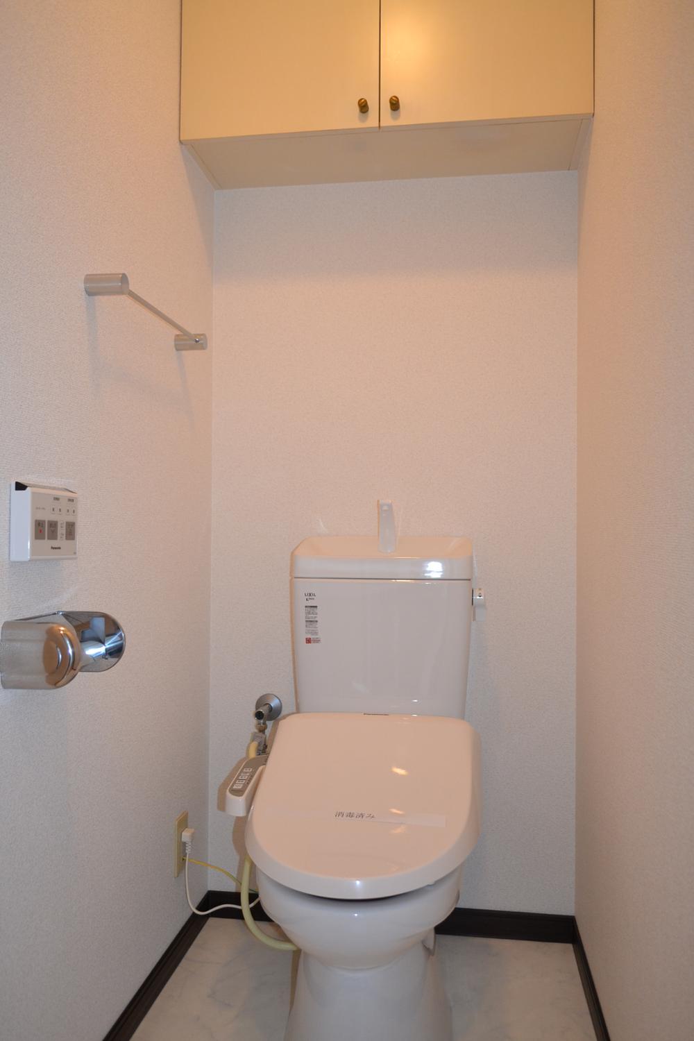 Toilet. Indoor (11 May 2013) Shooting