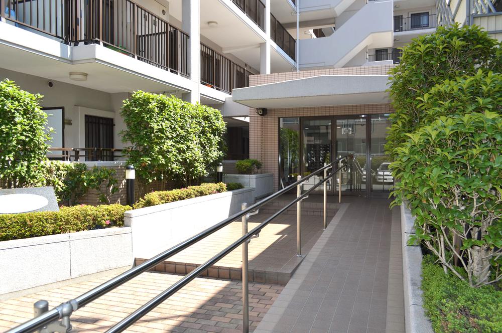 Entrance. Common areas