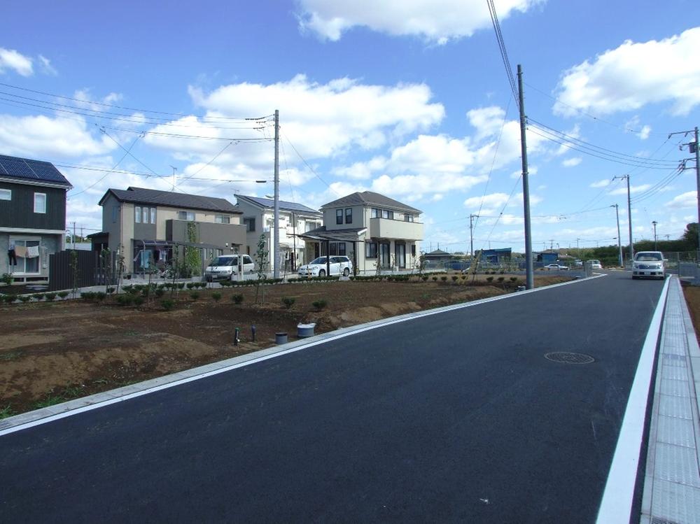 Local photos, including front road. Local shooting