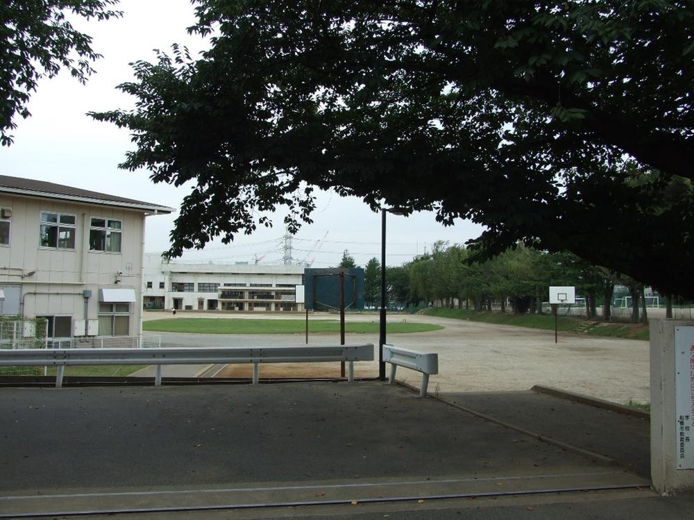 Junior high school. 800m to bridge junior high school