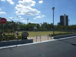 Town in the park widely Town in the park playground equipment are aligned. Since the line-of-sight from the front door of the house's (except for some dwelling unit) peace of mind