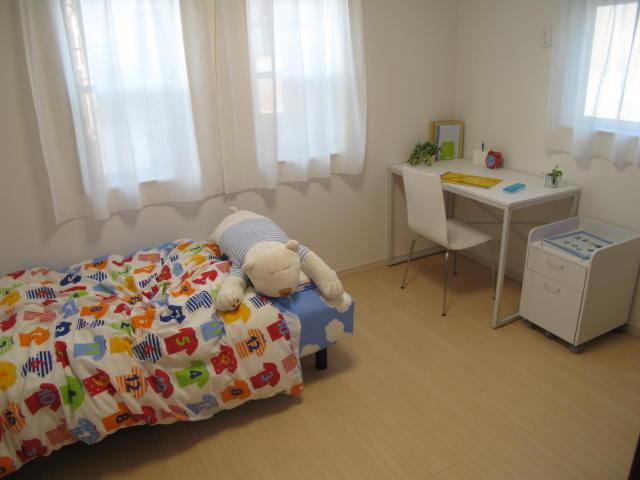 Non-living room. Bright Western-style in the children's room.