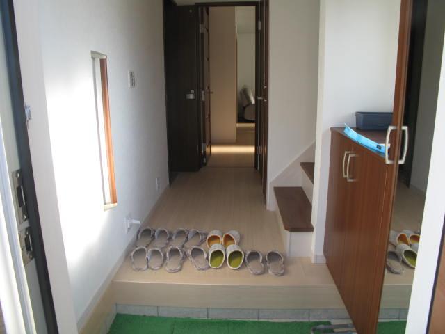 Entrance. Mirror with the shoe closet. Outing whole body check before!