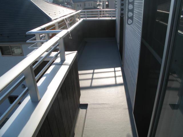 Balcony. Sunny! Dries is quickly laundry.